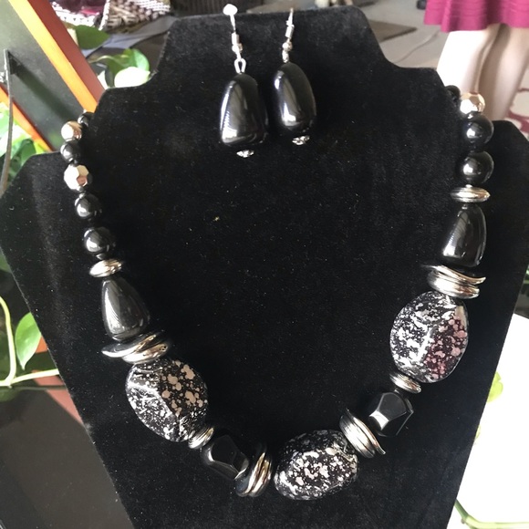 Black & Silver Chunky Bead Necklace/Earrings - Picture 2 of 5